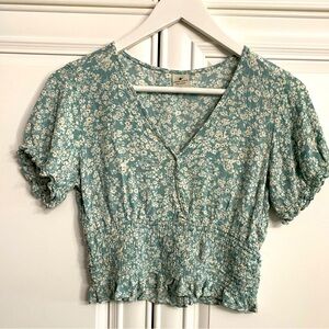 Paper Crane Women’s Medium Cropped Short Sleeve Green Floral V-Neck Smocked Top